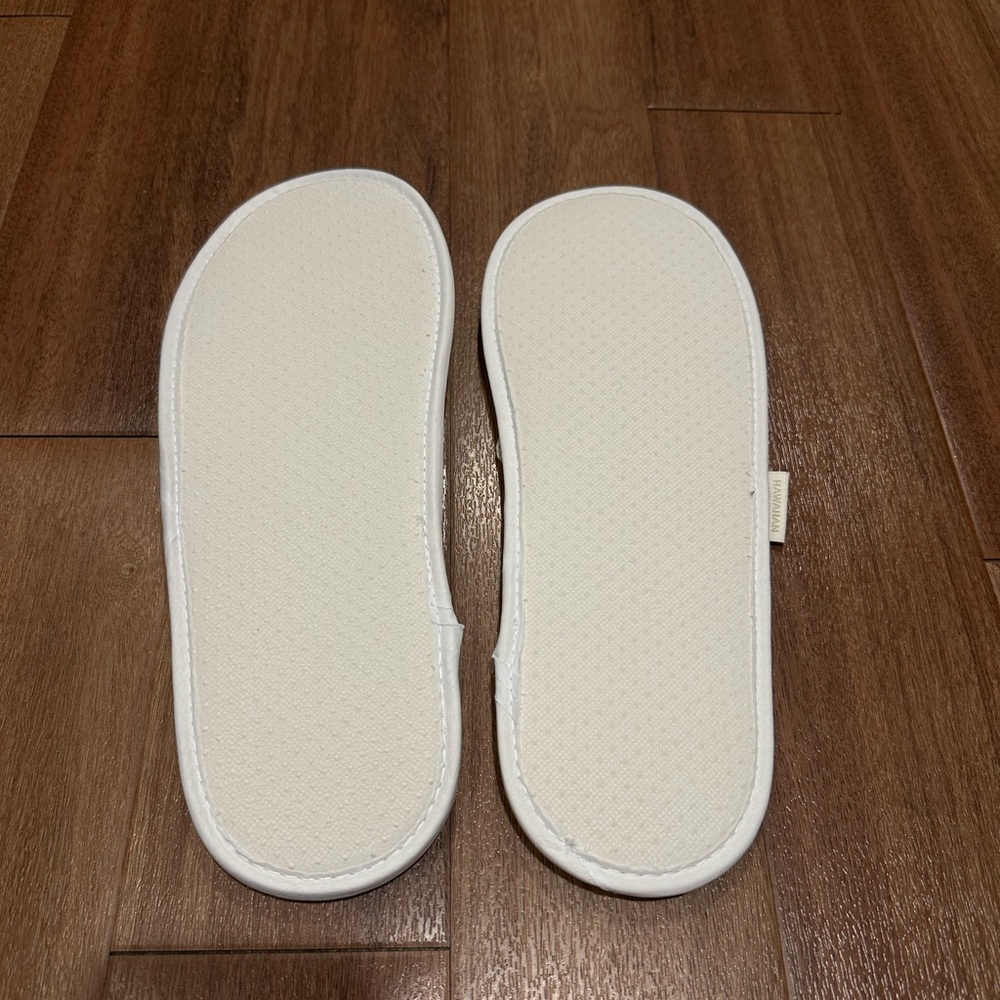 NEW Hawaiian Airlines Travel Slippers And Bag - Picture 2 of 3